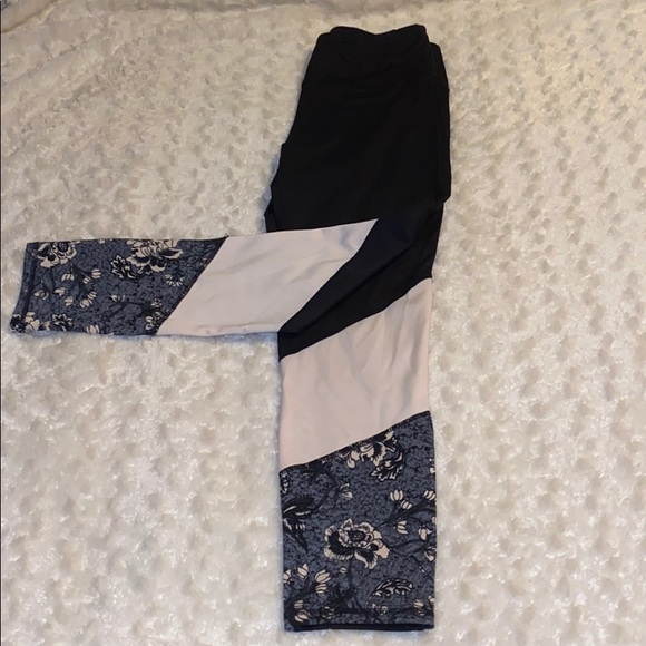 Black Capri leggings with floral print - Picture 3 of 4